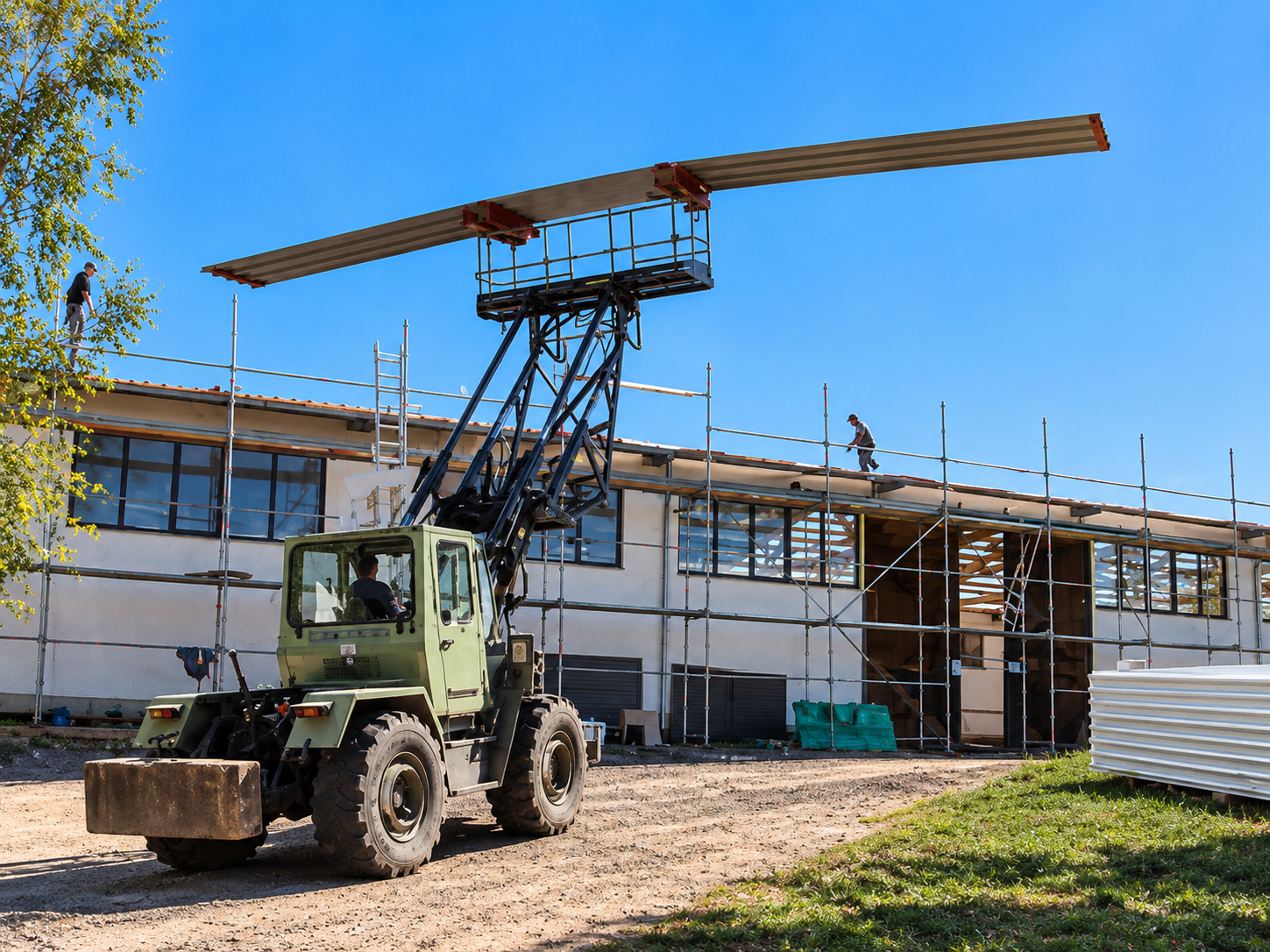 Telehandler hebt Dachpaneel am Bau
